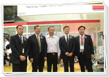 2013上海紡機展行業(yè)領導蒞臨指導并留影