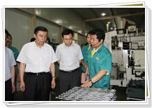 中共常州市委書記閻立同志視察同和公司，認真聽取產(chǎn)品介紹