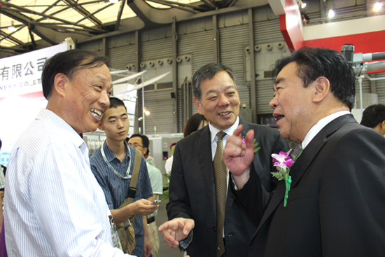 2013年上海紡機(jī)展2013年上海紡機(jī)展行業(yè)領(lǐng)導(dǎo)蒞臨指導(dǎo)與董事長(zhǎng)親切交流